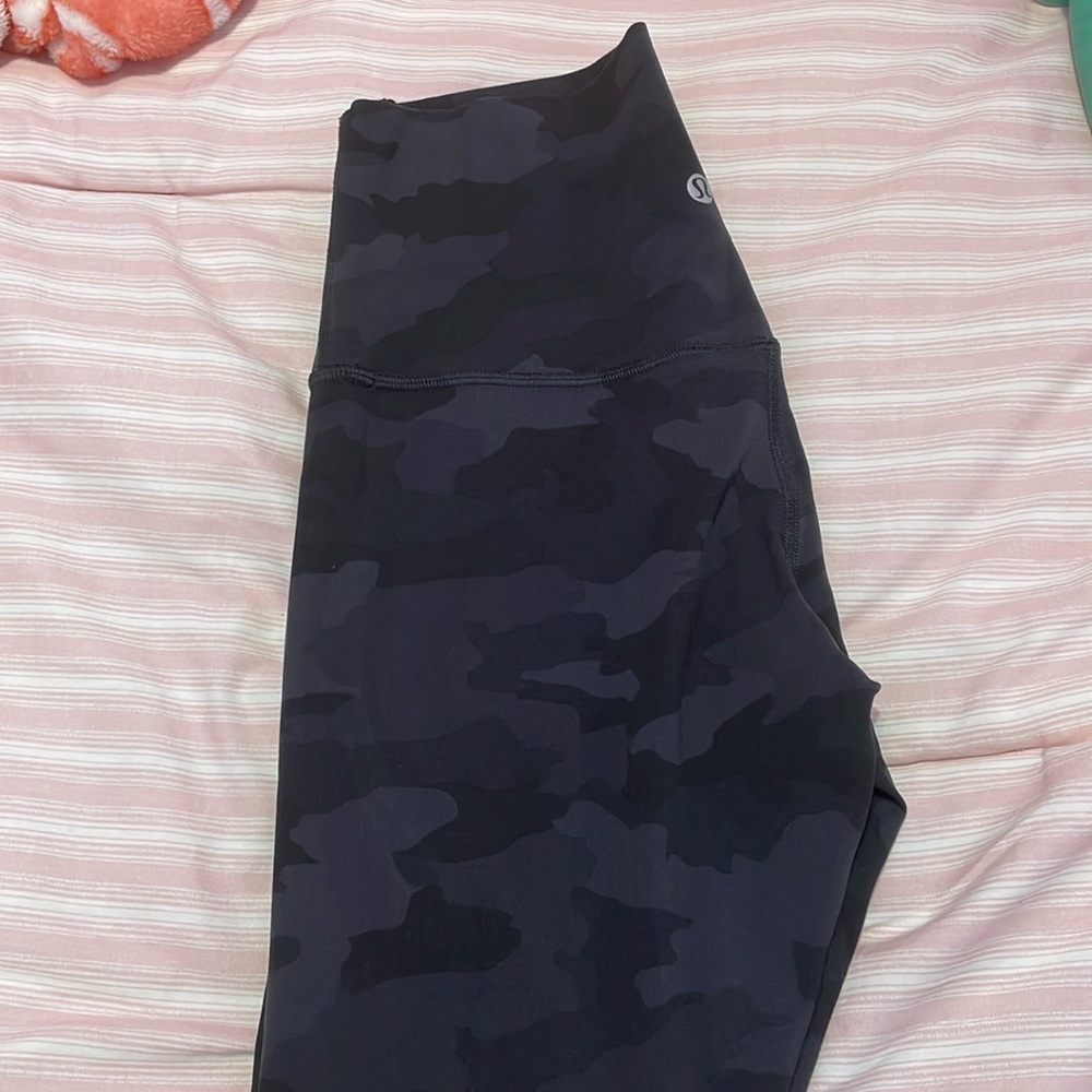 Lululemon black Camo 28" align leggings! Size 6